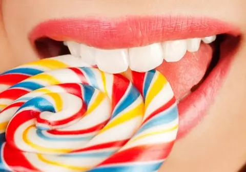 Parodontoza: De ce îţi cad dinţii şi sângerează gingiile