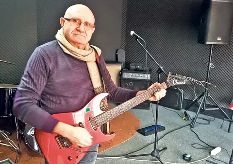 Costi Cămărăşan, fondatorul trupei Compact, este, la cei 63 de ani ai săi, cel mai vârstnic chitarist!