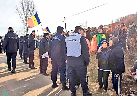 Continuă protestele la Pungeşti! Sătenii au organizat un marş şi au cerut demisia primarului