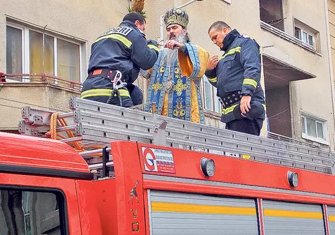 Au stins incendiul cu agheasmă