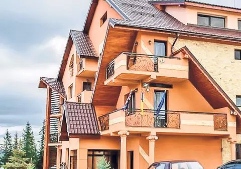 MANELE și MITOCĂNIE în meniul de Revelion! TURIȘTI, BĂTUȚI DE PATRONUL PENSIUNII în care s-au CAZAT