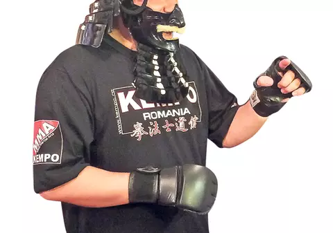 E Darth Vader? Nu, e Marcel Pavel. Vezi de ce e costumat aşa!