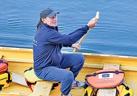 Patzaichin primeşte... mâncare în formă de canoe