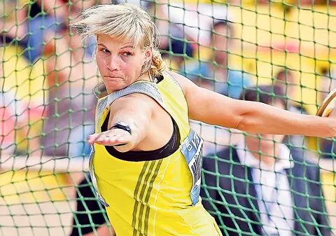 Lesbiana Nadine Müller are nevoie de ajutorul bărbaţilor! Caută spermă pentru soţia ei