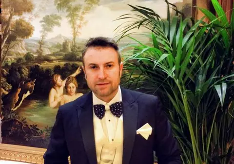 AMINTIRILE ÎI CHINUIESC! Cătălin Botezatu, ÎN IPOSTAZE TANDRE alături de FOSTA LOGODNICĂ, ACUM CĂSĂTORITĂ, înainte de Revelion. FOTO