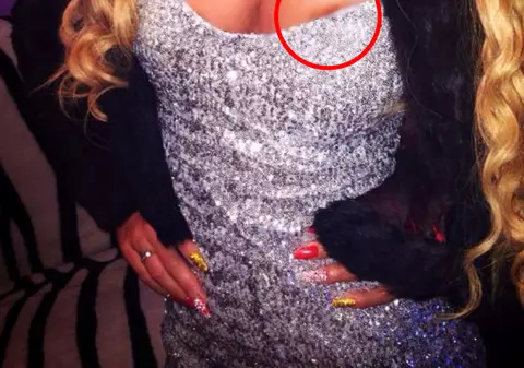 INCENDIAR! O vedetă de la noi şi-a luat o rochie ATÂT DE DECOLTATĂ, încât a rămas CU SFÂRCUL LA VEDERE! Uite cum I-A ÎNNEBUNIT PE BĂRBAŢII din jurul ei | FOTO