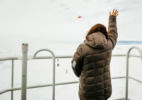 BLOCAŢI ÎN ANTARCTICA! O navă de pasageri, ÎNCONJURATĂ DE GHEŢURI DE PESTE O SĂPTĂMÂNĂ!