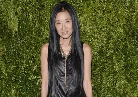 Îţi vine să crezi că are 63 de ani? Uite ce bine arată Vera Wang!