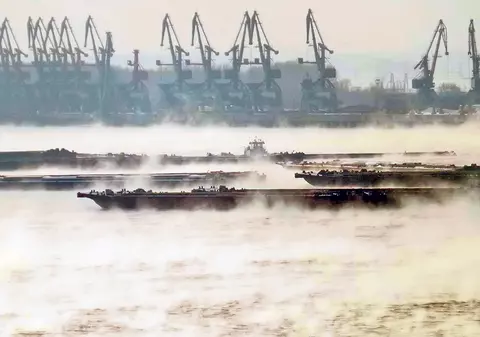 «Fierbe» Dunărea! Fenomen spectaculos pe cursul fluviului care străbate ţara noastră