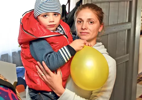 La patru ani de la tragedie, Violeta, mama băiețelului care aproape a ars de viu în Maternitatea Bucur din Capitală, este însărcinată