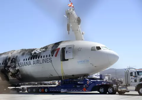 ŞOCANT! A supravieţuit prăbuşirii unui avion, dar a fost călcată de maşina de pompieri! De două ori | VIDEO