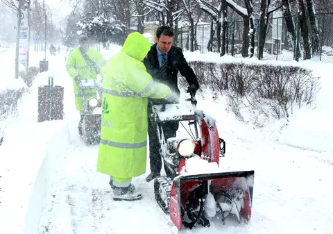 Primarul Robert Negoiţă a deszăpezit trotuarele | FOTO