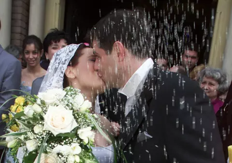 FRUMOŞI ŞI CELEBRI. Iată IMAGINI DE COLECŢIE de la NUNTA ANDREEI ESCA