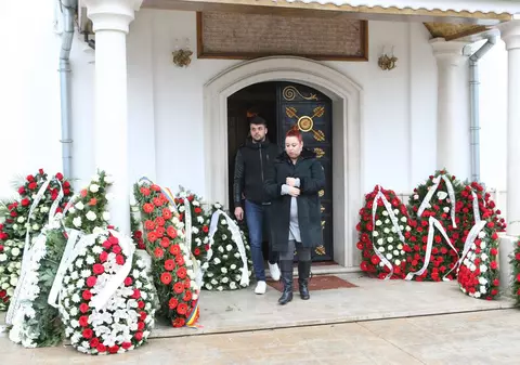 Vedetele nu l-au uitat pe marele pilot. Oana Roman şi Roxana Ciuhulescu i-au adus un ultim omagiu lui Adrian Iovan | FOTO