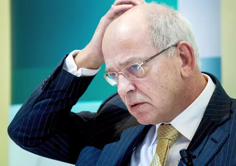 Preşedintele unei bănci olandeze a ţinut un discurs în faţa angajaţilor, deghizat în patroană de bordel | VIDEO