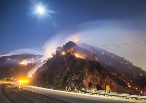 Periferia oraşului Los Angeles, ameninţată de un incendiu de pădure! Sute de case, evacuate | FOTO