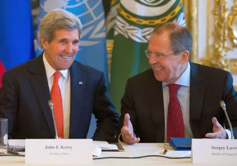 Moment penibil la o întâlnire oficială! Secretarul de stat american i-a făcut cadou doi cartofi ministrului rus de externe | VIDEO