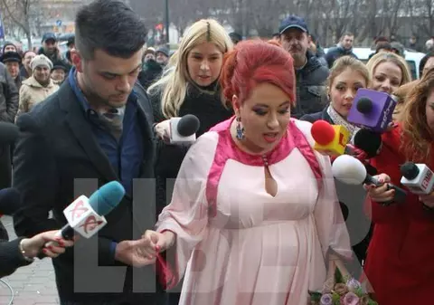 Uite ce spune Iulia Albu despre rochia purtată de Oana Roman la cununia civilă! 