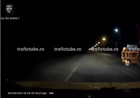 VIDEO FABULOS! Drumarii ARUNCAU ANTIDERAPANT pe ŞOSELE....înainte SĂ NINGĂ!