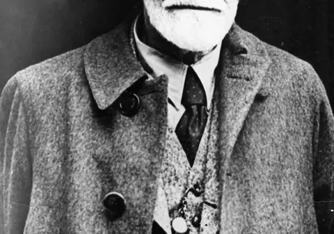 Urna cu cenuşa lui Sigmund Freud, spartă de hoţi 