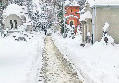 În cimitirele din Capitală, apa inunda cavourile