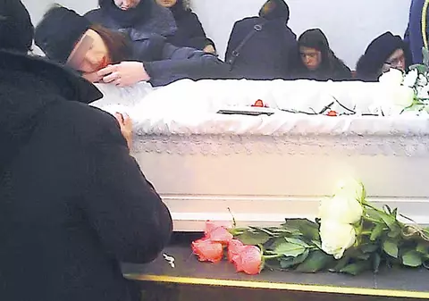 Familia Aureliei Ion, studenta moartă în accidentul din Apuseni, doborâtă de durere la căpătâiul tinerei: «Ridică-te, îngerașul nostru!»