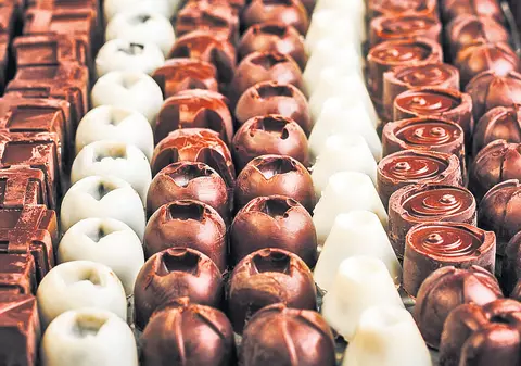 În comă alcoolică de la bomboane! Un adolescent de 15 ani a consumat un kg de dulciuri cu lichior