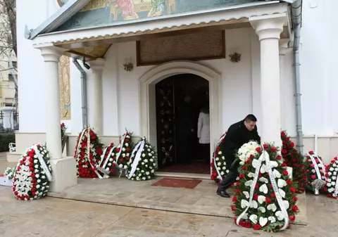 CA LA ROMÂNI! Lumea speculează că trupul pilotului nu s-ar afla în coşciug!