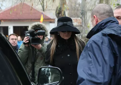 Romaniţa Iovan a ajuns la capela unde este depus trupul fostului soţ! | FOTO