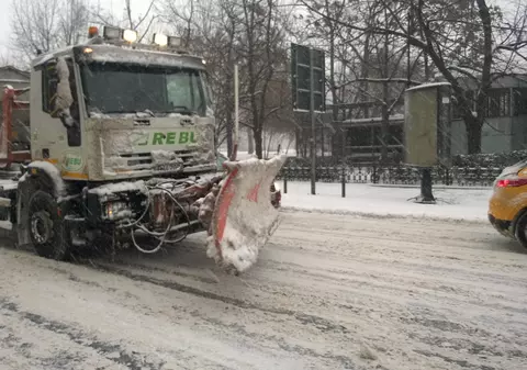 INCREDIBIL! Este COD PORTOCALIU de viscol, iar mașinile de deszăpezire circulă cu LAMA RIDICATĂ