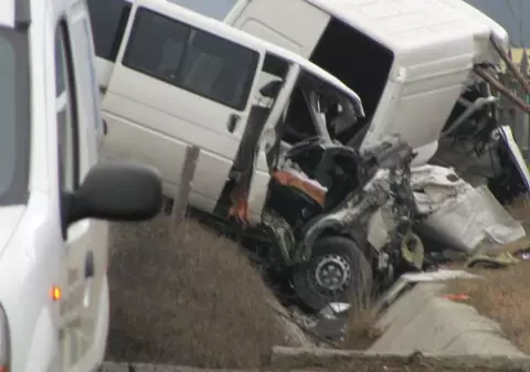 Tragedie la Suceava! Trei oameni au murit şi trei au fost răniţi grav, după ce două microbuze s-au ciocnit