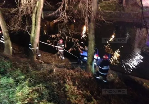 Scene de groază în Timişoara! O şoferiţă a rămas blocată în maşina căzută în râul Bega