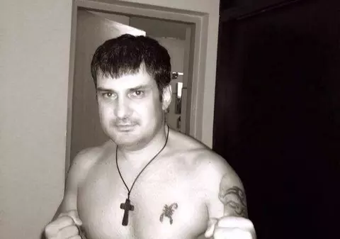 Adi de la Vâlcea se mândeşte cu muşchii săi de adolescent