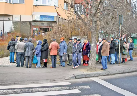 S-au aşezat la rând la ora 4 dimineaţa să-şi plătească taxele şi impozitele