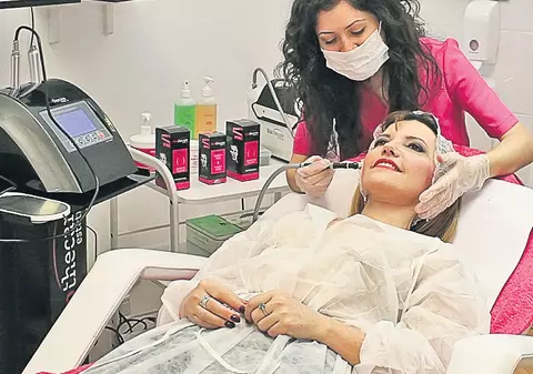 Marina se întinerește cu pulbere de diamant!