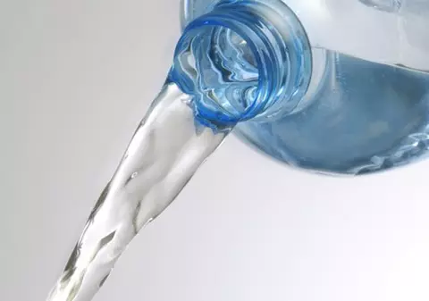 ONU: Jumătate din vânzările de apă îmbuteliată ar fi suficientă pentru a furniza apă potabilă tuturor oamenilor de pe Pământ