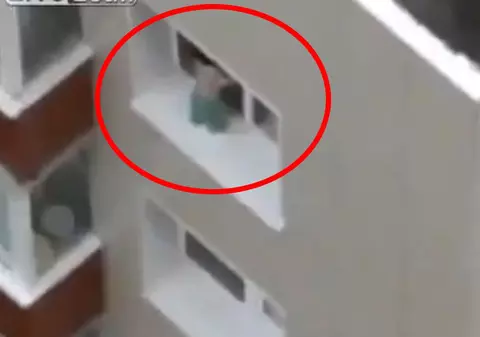 ABSOLUT ŞOCANT! UN COPIL a ieşit LA PLIMBARE pe PERVAZUL unei ferestre de la ultimul etaj al unui bloc! DEZNODĂMÂNTUL E NEAŞTEPTAT!| VIDEO
