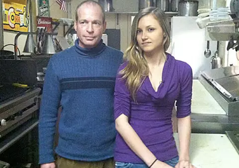 JOS PĂLĂRIA! ÎŞI VINDE RESTAURANTUL pentru A AJUTA O ANGAJATĂ BOLNAVĂ | VIDEO