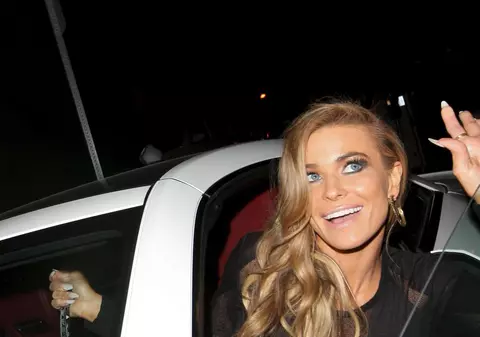 CARMEN ELECTRA arată TOT la TOATĂ LUMEA! Cu CHILOŢII la vedere şi cu SFÂRCURILE la înaintare! | FOTO