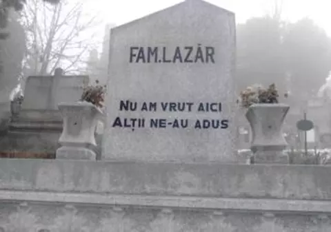 MESAJUL de pe această PIATRĂ DE MORMÂNT nu are cum să nu te facă SĂ ZÂMBEŞTI!