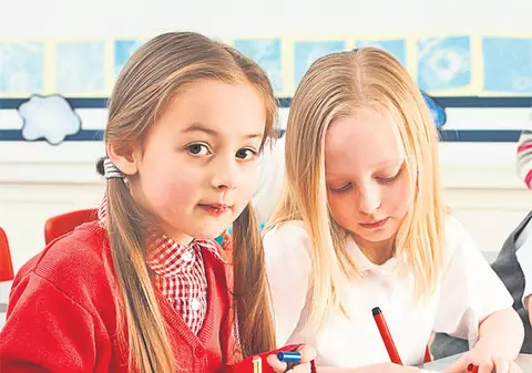 Peste 80.000 de copii români au cel puţin un părinte plecat la muncă în străinătate