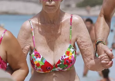 Poze horror! Ducesa de Alba în costum de baie