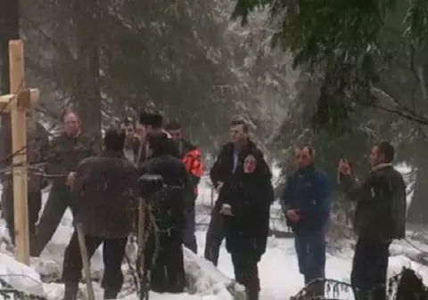 EMOŢIONANT! MOŢII-SALVATORI din Apuseni au urcat o cruce de lemn în locul unde s-au PRĂPĂDIT ADRIAN IOVAN şi STUDENTA LA MEDICINĂ