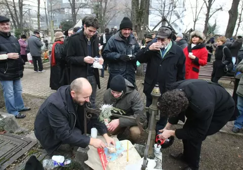 EMINESCU, în continuare în SUFLETELE NOASTRE. Zeci de oameni au venit astăzi la MORMÂNTUL POETULUI