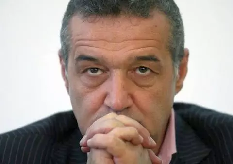 Gigi Becali, afectat de viaţa în închisoare! Primele imagini cu patronului Stelei purtând GULER CERVICAL la tribunal | FOTO