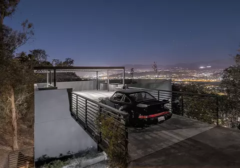 O idee genială! Casa cu parcare pe acoperiş | FOTO