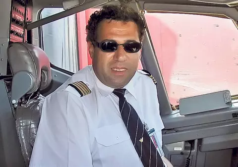 ADRIAN IOVAN, pilotul avionului care a aterizat forţat, transporta organe pentru transplant ca să-şi rotunjească PENSIA!