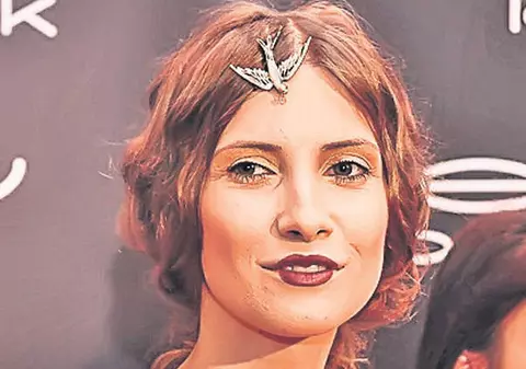 REGULI A LA IULIA ALBU! "SPUNE CUIVA CĂ ESTE PROST. NU TE ÎNCONJURA DE IMBECILI DOAR PENTRU CA AŞA DĂ BINE!"