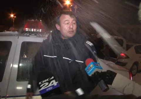 Incredibil! Poliţişti bătuţi cu bulgări la Constanţa | FOTO