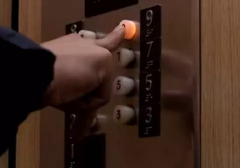 PANICĂ ÎN LIFT! Iată CE SE ÎNTÂMPLĂ dacă eşti PREA "ATENT" | VIDEO